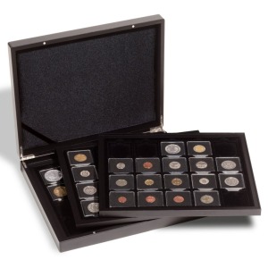 LEUCHTTURM - Cofanetto VOLTERRA in legno con 3 ripiani a 20 caselle quadrate da 50 mm con tacca - Nero
