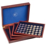 LEUCHTTURM - Cofanetto VOLTERRA in legno con 4 ripiani a caselle rotonde per 24 serie Euro in capsule - Mogano