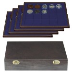 LINDNER - Cofanetto CARUS 4 in legno con 4 ripiani blu a 20 caselle quadrate da 47 mm - Noce scuro