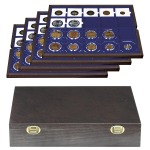 LINDNER - Cofanetto CARUS 4 in legno con 4 ripiani blu a 20 caselle quadrate da 50 mm con tacca - Noce scuro