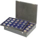 LINDNER - Cofanetto CARUS 4 in legno con 4 ripiani blu a 20 caselle quadrate da 50 mm con tacca - Noce scuro
