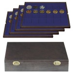 LINDNER - Cofanetto CARUS 4 in legno con 4 ripiani blu a 24 caselle quadrate da 42 mm - Noce scuro