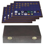 LINDNER - Cofanetto CARUS 4 in legno con 4 ripiani blu a 48 caselle quadrate da 30 mm - Noce scuro