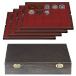 LINDNER - Cofanetto CARUS 4 in legno con 4 ripiani bordeaux a 20 caselle quadrate da 47 mm - Noce scuro