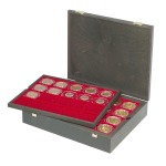 LINDNER - Cofanetto CARUS 4 in legno con 4 ripiani bordeaux a 20 caselle quadrate da 50 mm con tacca - Noce scuro