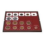LINDNER - Cofanetto CARUS 4 in legno con 4 ripiani bordeaux a 20 caselle quadrate da 50 mm con tacca - Noce scuro
