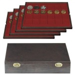 LINDNER - Cofanetto CARUS 4 in legno con 4 ripiani bordeaux a 24 caselle quadrate da 42 mm - Noce scuro