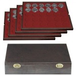 LINDNER - Cofanetto CARUS 4 in legno con 4 ripiani bordeaux a 30 caselle rotonde da 37 mm - Noce scuro