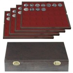 LINDNER - Cofanetto CARUS 4 in legno con 4 ripiani bordeaux a 35 caselle rotonde da 32,5 mm - Noce scuro