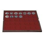 LINDNER - Cofanetto CARUS 4 in legno con 4 ripiani bordeaux a 35 caselle rotonde da 32,5 mm - Noce scuro