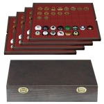 LINDNER - Cofanetto CARUS 4 in legno con 4 ripiani bordeaux a 48 caselle quadrate da 30 mm - Noce scuro