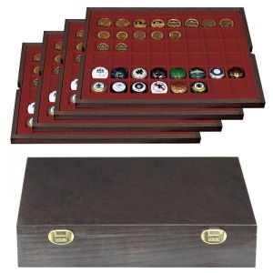 LINDNER - Cofanetto CARUS 4 in legno con 4 ripiani bordeaux a 48 caselle quadrate da 30 mm - Noce scuro