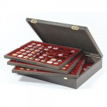 LINDNER - Cofanetto CARUS 4 in legno con 4 ripiani bordeaux a 48 caselle quadrate da 30 mm - Noce scuro