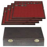 LINDNER - Cofanetto CARUS 4 in legno con 4 ripiani bordeaux a 54 caselle rotonde da 25,75 mm - Noce scuro
