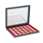 LINDNER - Cofanetto NERA CASSETTA M CON FINESTRA con interno rosso a 30 caselle rotonde da 37,5 mm - Nero