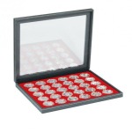 LINDNER - Cofanetto NERA CASSETTA M CON FINESTRA con interno rosso a 30 caselle rotonde da 39,5 mm - Nero