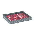 LINDNER - Cofanetto NERA CASSETTA M CON FINESTRA con interno rosso a 48 caselle quadrate da 30 mm - Nero