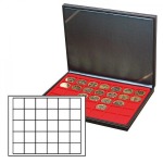 LINDNER - Cofanetto NERA CASSETTA M con interno rosso a 30 caselle quadrate da 38 mm - Nero
