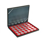 LINDNER - Cofanetto NERA CASSETTA M con interno rosso a 30 caselle rotonde da 37,5 mm - Nero