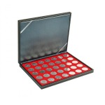 LINDNER - Cofanetto NERA CASSETTA M con interno rosso a 35 caselle rotonde da 32,5 mm - Nero
