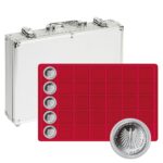 LINDNER - Valigetta ALU per monete con 5 vassoi in floccato rosso a 35 caselle quadrate da 39 mm