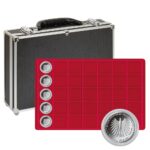 LINDNER - Valigetta numismatica nera con 8 vassoi in floccato rosso a 35 caselle quadrate da 39 mm