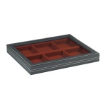 LINDNER - Cofanetto NERA CASSETTA M PLUS CON FINESTRA con interno bordeaux a 6 caselle quadrate da 85 mm con profondità maggiorata - Nero