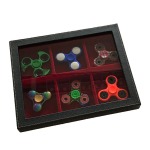 LINDNER - Cofanetto NERA CASSETTA M PLUS CON FINESTRA con interno bordeaux a 6 caselle quadrate da 85 mm con profondità maggiorata - Nero - immagine 2