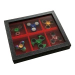 LINDNER - Cofanetto NERA CASSETTA M PLUS CON FINESTRA con interno rosso a 6 caselle quadrate da 85 mm con profondità maggiorata - Nero - immagine 2
