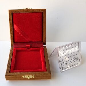 Astuccio con una casella quadrata da 47 mm in velluto rosso per monete certificate 1