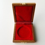 Astuccio con una casella rotonda da 43 mm in velluto rosso 1