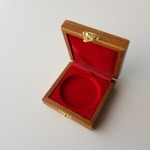 Astuccio con una casella rotonda da 50 mm in velluto rosso 1
