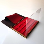 Libro astuccio grande con vassoio in velluto rosso a 24 caselle quadrate da 47 mm 1