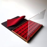 Libro astuccio grande con vassoio in velluto rosso a 40 caselle quadrate miste 1