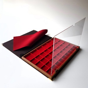 Libro astuccio grande con vassoio in velluto rosso a 40 caselle quadrate miste 1