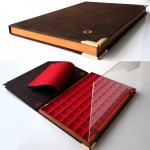 Libro astuccio grande con vassoio in velluto rosso a 77 caselle quadrate da 25 mm 1