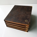 Libro astuccio medio con vassoio in velluto rosso 3