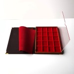 Libro astuccio medio con vassoio in velluto rosso a 20 caselle quadrate da 38 mm 1
