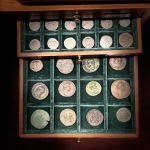 Monetiere in legno con 10 cassetti a scomparti per monete antiche oro orgento 11
