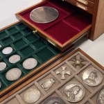 Monetiere in legno con 10 cassetti a scomparti per monete antiche oro orgento 7