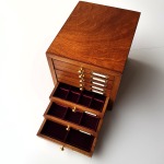 Monetiere in legno con 8 cassetti a scomparti per monete antiche oro orgento 1