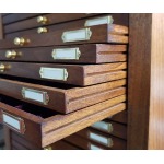 Monetiere in legno dettaglio scorrimento cassetti 1