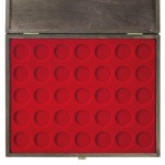 LINDNER - Cofanetto CARUS-1 con interno bordeaux a 35 caselle rotonde da 32,5 mm - Noce scuro