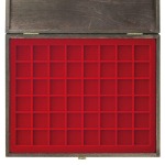 LINDNER - Cofanetto CARUS-1 con interno bordeaux a 48 caselle quadrate da 30 mm - Noce scuro