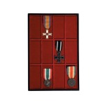 ABAFIL - Ripiano DEMIL LINEA CLASSICA Standard in velluto rosso a 12 caselle per Decorazioni Militari con nastrino alto 13 mm